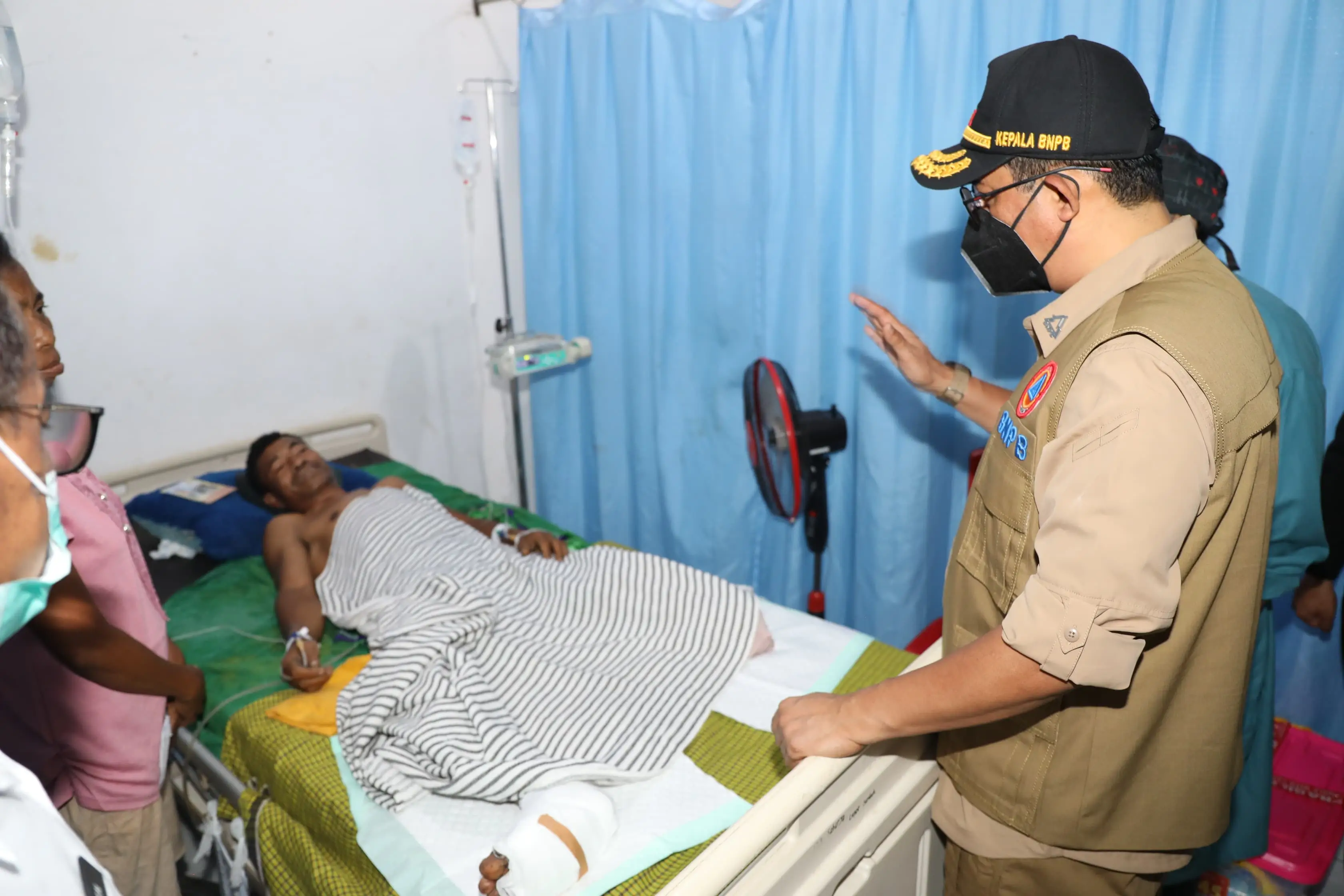 Kepala BNPB Letjen TNI Dr. Suharyanto, S.Sos., M.M (Kemeja dan Rompi Cokelat) saat berada di RSUD Henrikus Fernandez Larantuka mengunjungi korban terdampak erupsi Gunung Lewotobi Laki-Laki di Kabupaten Flores Timur, Nusa Tenggara Timur pada Rabu (6/11).